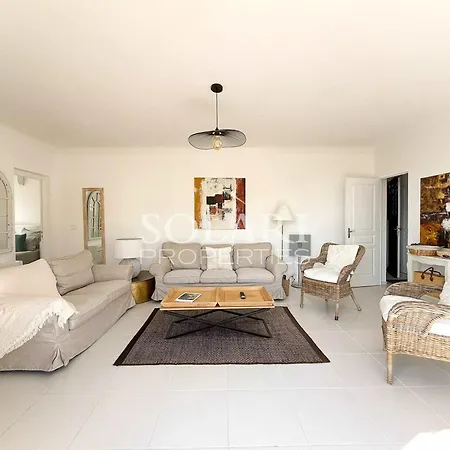 Villa With Swimming Pool And Access On Foot *