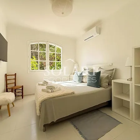 Βίλα With Swimming Pool And Access On Foot *