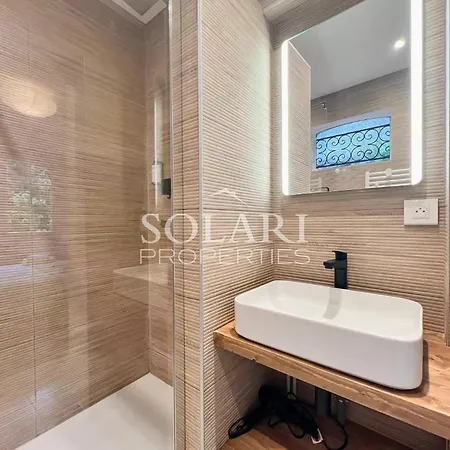 Villa With Swimming Pool And Access On Foot *