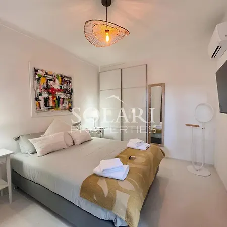 With Swimming Pool And Access On Foot *