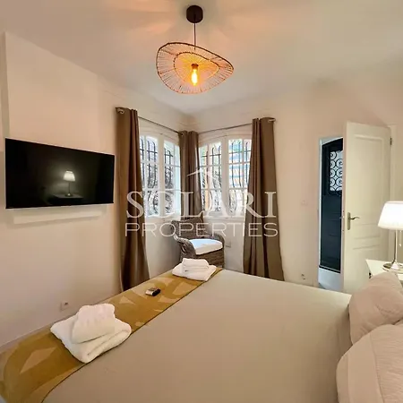 With Swimming Pool And Access On Foot Βίλα